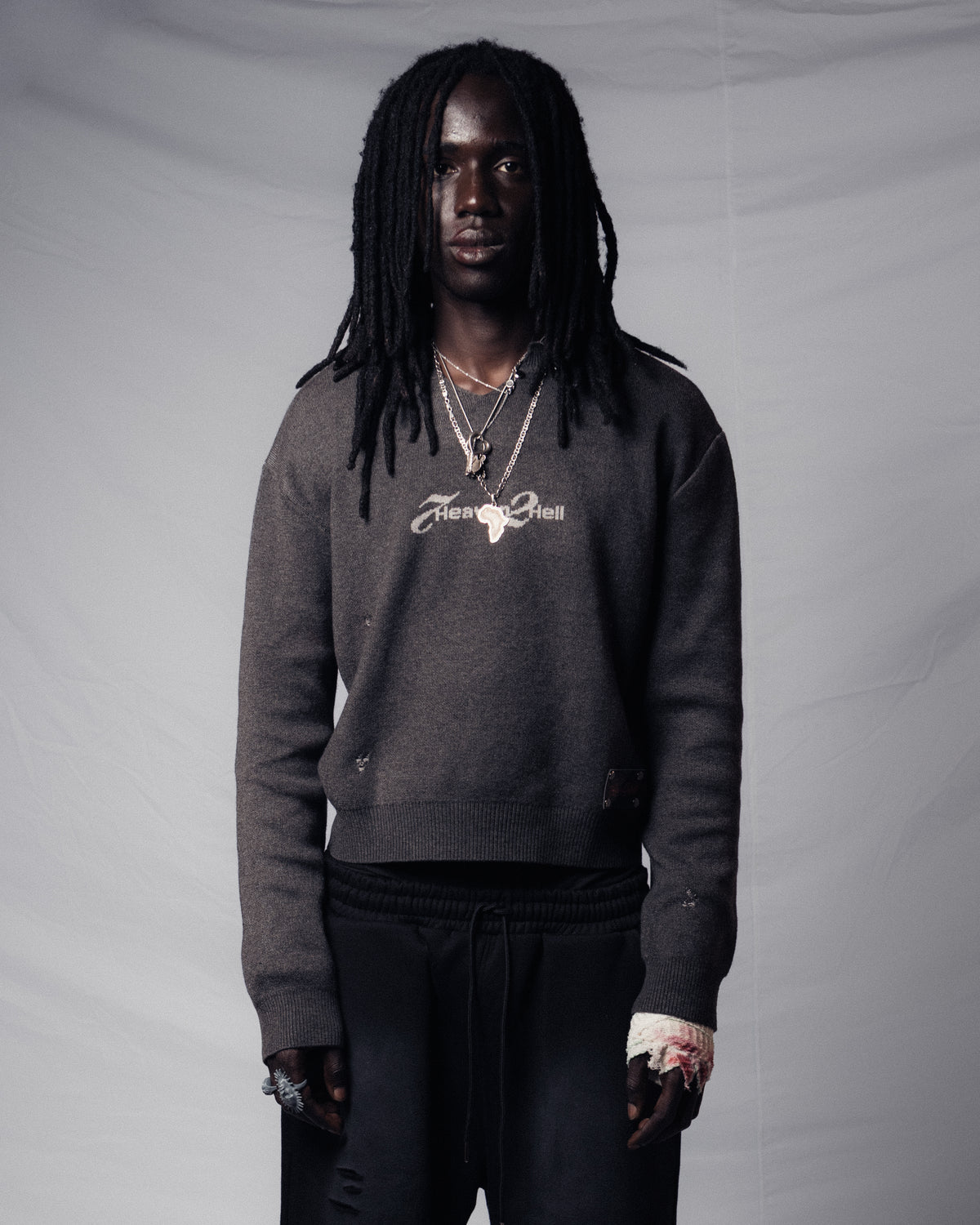 V-NECK BLACK JUMPER